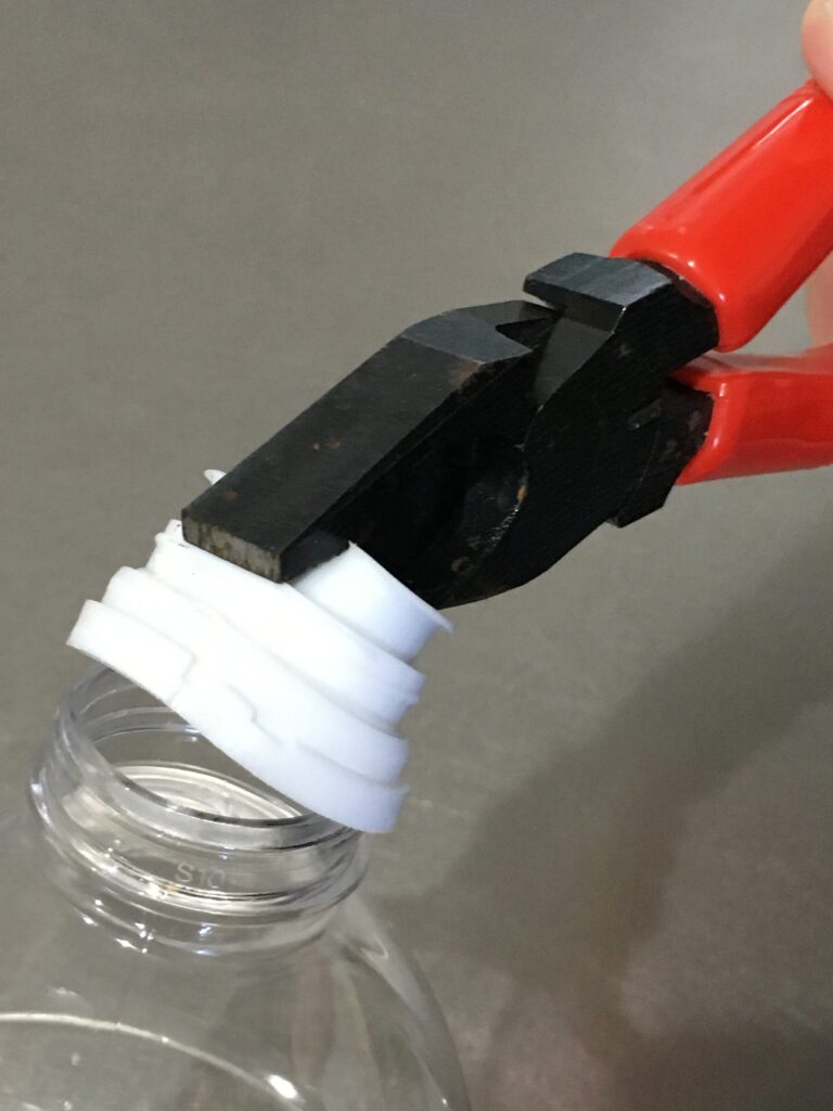 ペンチがあれば一瞬 調味料の瓶のキャップの外し方 ふにゃまる日記